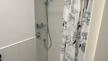 Secador de cabelo, toalhas de banho, sabonete, papel higiênico