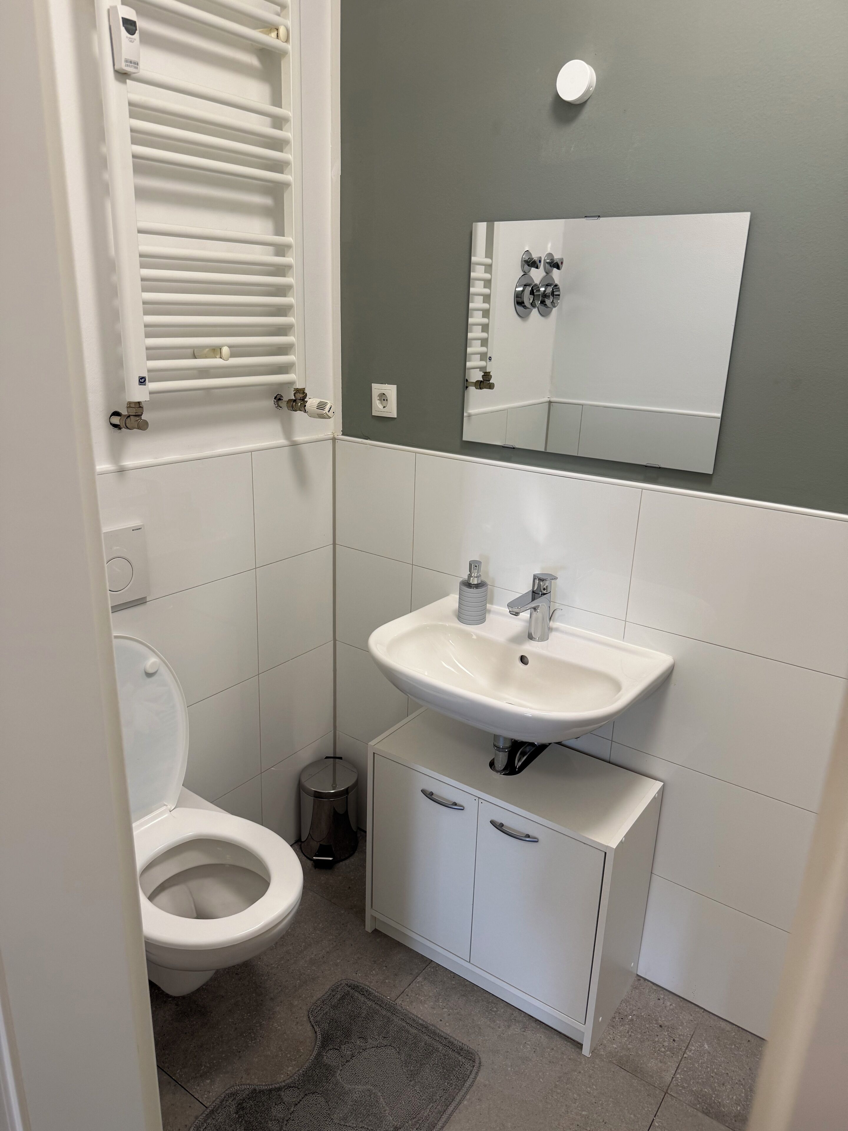 Haartrockner, Handtücher, Seife, Toilettenpapier