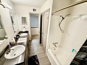 Haartrockner, Handtücher, Seife, Toilettenpapier