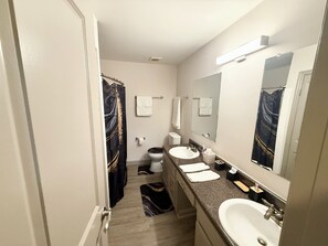 Haartrockner, Handtücher, Seife, Toilettenpapier