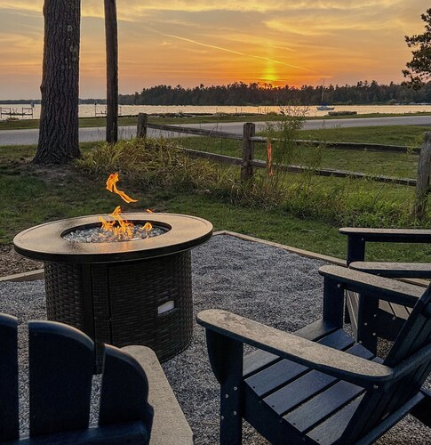 Charming Lakefront Cottage