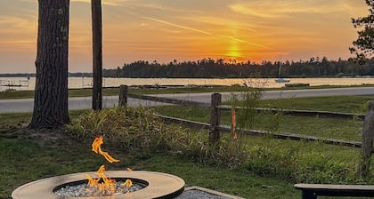 Charming Lakefront Cottage