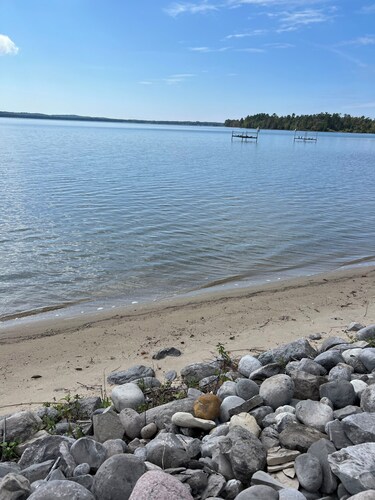 Charming Lakefront Cottage