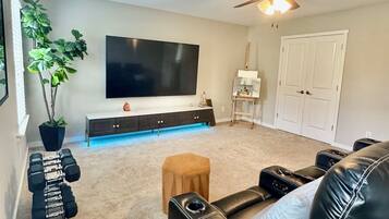 Smart TV, fireplace