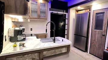 Kühlschrank, Mikrowelle, Herdplatte, Wasserkocher mit Kaffee-/Teezubehör