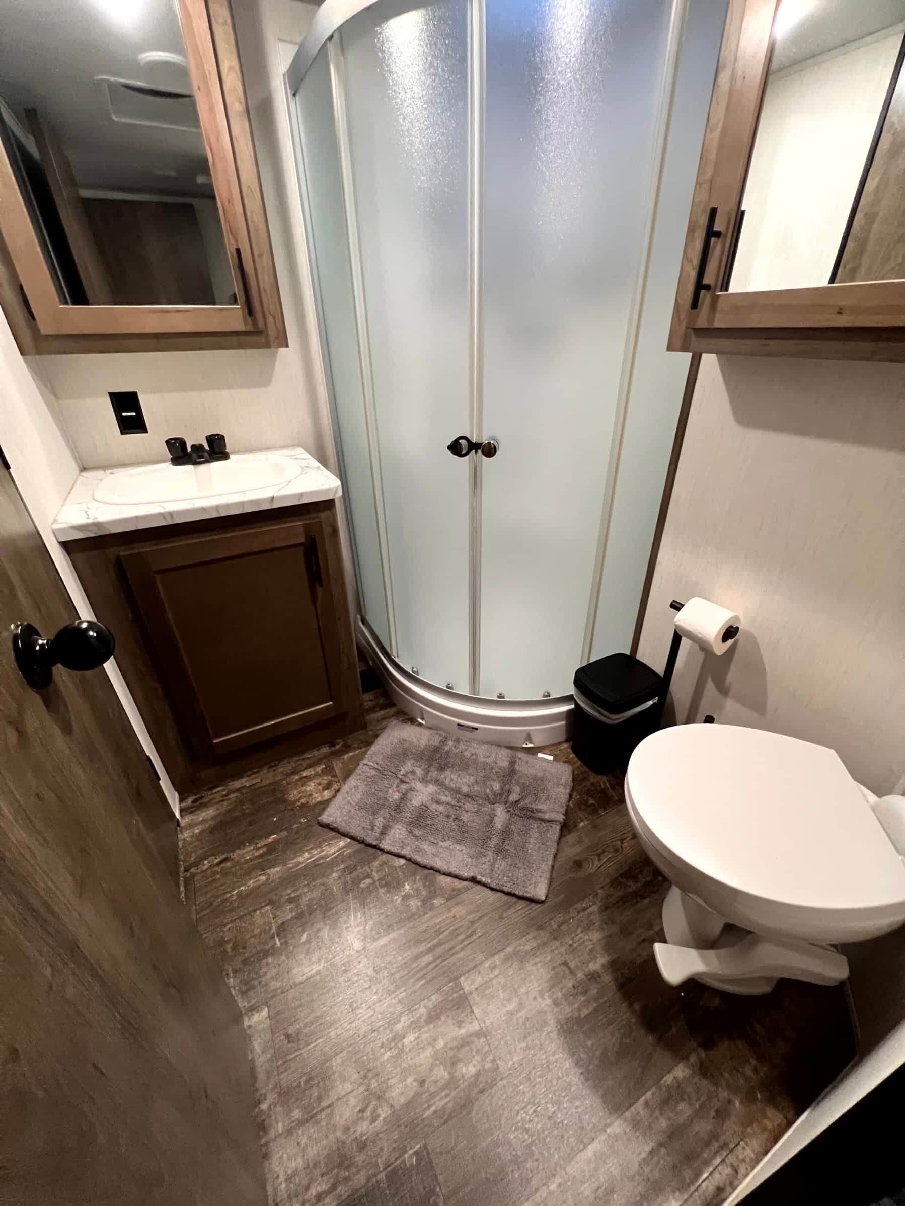 Regadera, secadora de cabello, toallas, jabón 