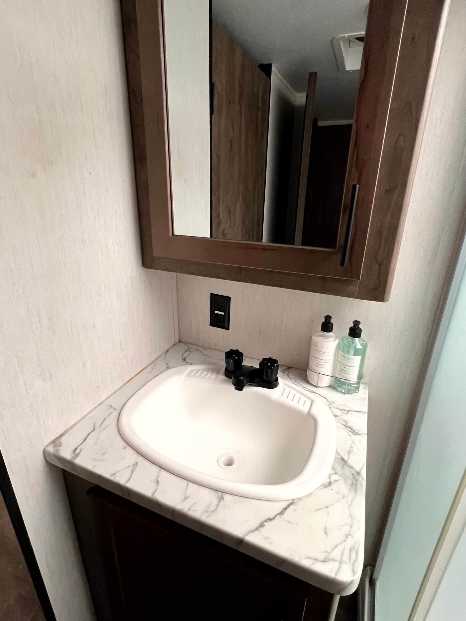 Chuveiro, secador de cabelo, toalhas de banho, sabonete