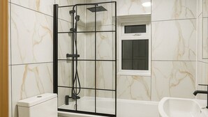 A bathroom with a toilet, shower, and sink. - Prime 4BR Reading House & Free Parking (Reading)