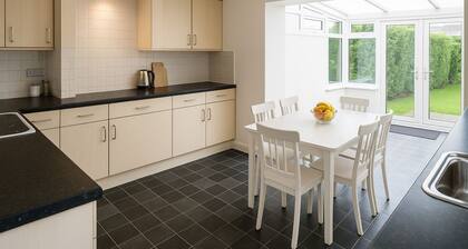 Prime 4BR Reading House & Free Parking