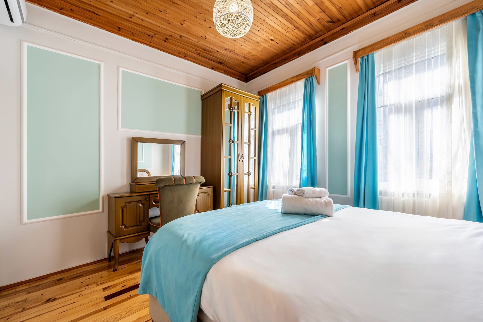 3 bedrooms, iron/ironing board, internet, bed sheets