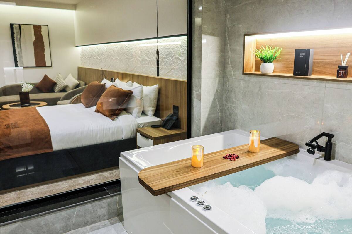 Deluxe Suite | In-room safe, free WiFi