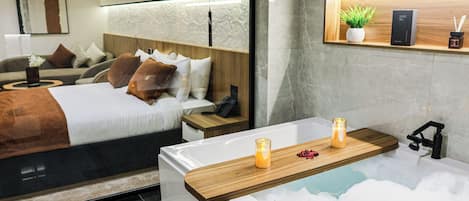 Suite Deluxe | Literie de qualité supérieure, coffres-forts dans les chambres, bureau