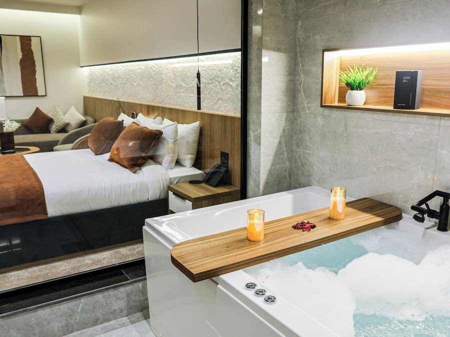 Suite Deluxe | Ropa de cama de alta calidad, caja fuerte, escritorio y wifi gratis