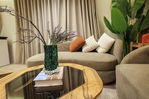 Ropa de cama de alta calidad y caja de seguridad en la habitación