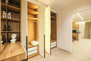 Ropa de cama de alta calidad y caja de seguridad en la habitación