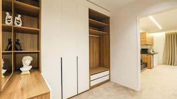 Ropa de cama de alta calidad y caja de seguridad en la habitación