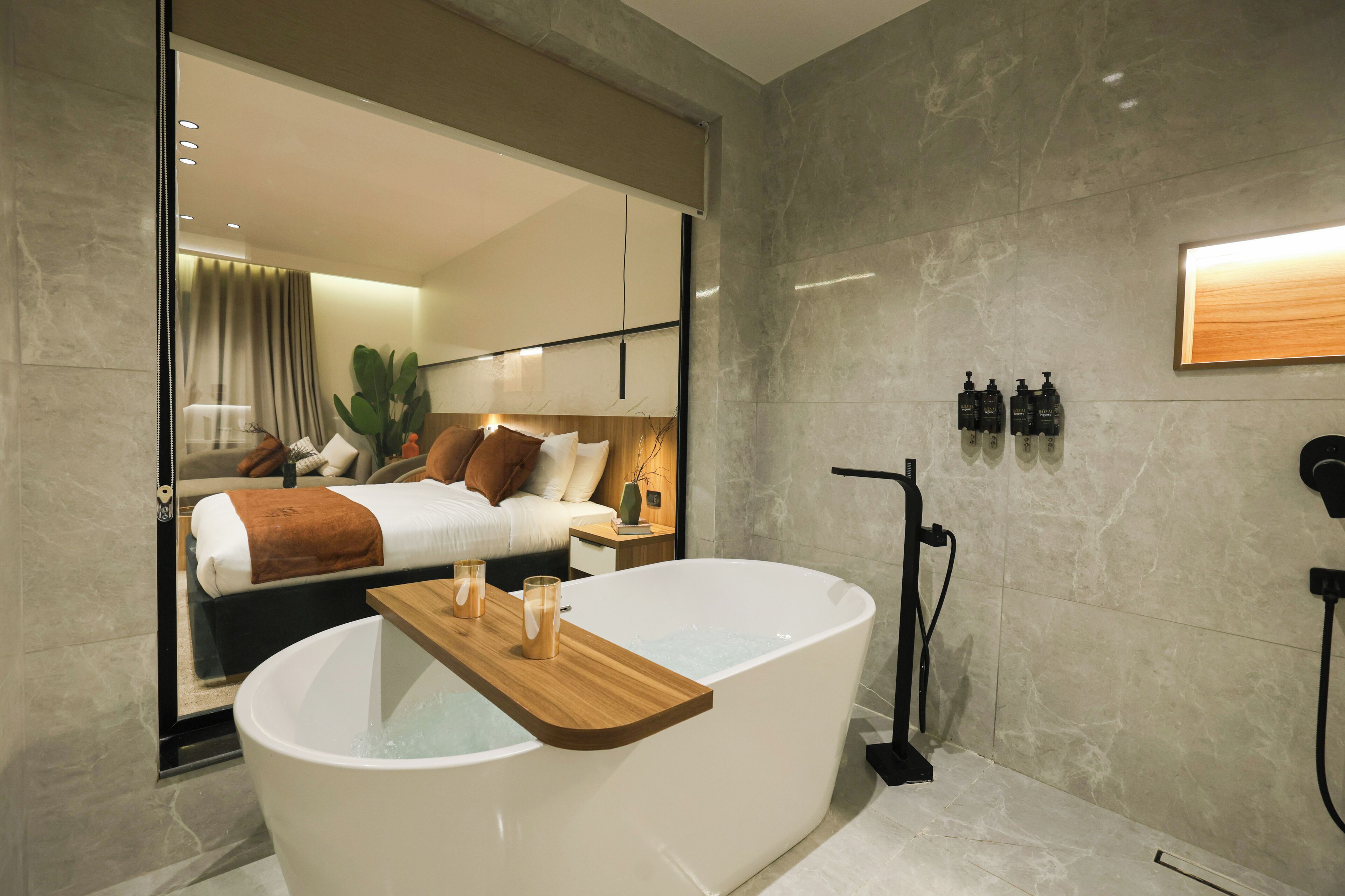 Een moderne badkamer met een vrijstaand bad, een spiegel en een douchehoek.