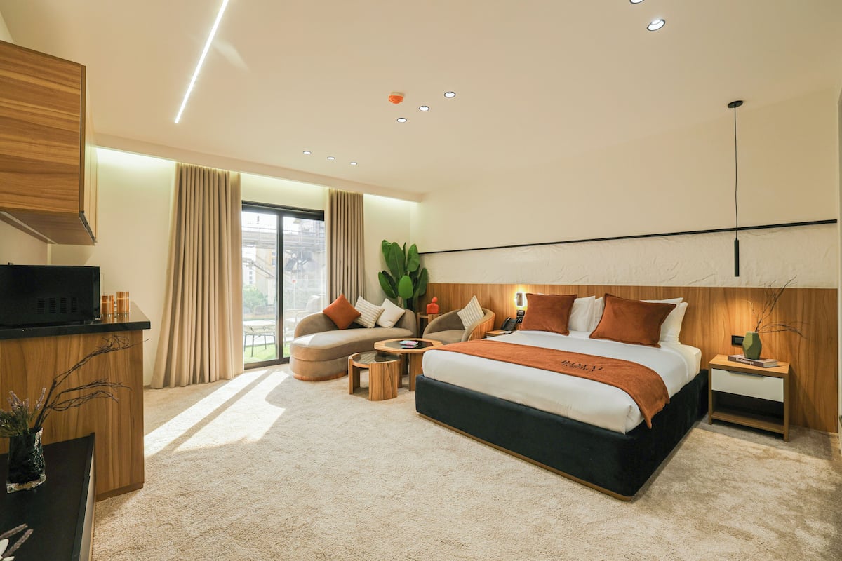 Suíte urbana | Cofres nos quartos, Wi-Fi de cortesia, roupa de cama