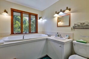 Douche, baignoire à remous, séchoir à cheveux, serviettes fournies