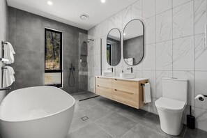 Shower, hair dryer, towels, soap - New Build Completed - Belltopia: The Ultimate Blue Mountains Base (Bell)