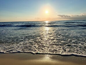 Ubicación cercana a la playa, tumbonas y toallas de playa