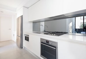 Refrigerador, microondas, horno, placa de cocina