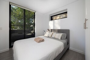 2 habitaciones, tabla de planchar con plancha y cuna de viaje 