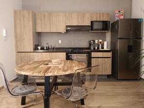 Microondas, horno, placa de cocina