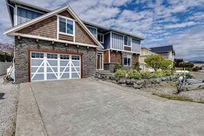 Exterior - WATER FRONT PROPERTY WITH PRIVATE BOAT DOCK (Ferndale)