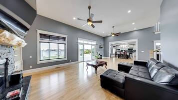 Een televisie en een open haard