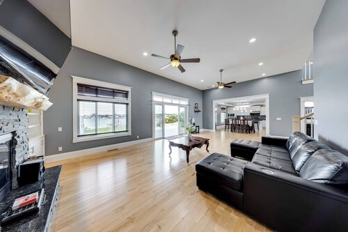 WATER FRONT PROPERTY WITH PRIVATE BOAT DOCK