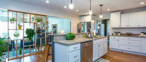 Refrigerador, microondas, horno, placa de cocina