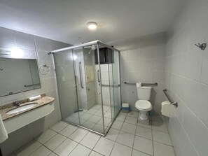 Ducha, toallas, papel higiénico