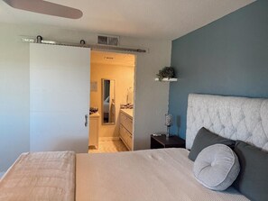 2 bedrooms, desk, free WiFi, bed sheets