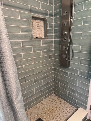 Dusche, Haartrockner, Handtücher, Seife