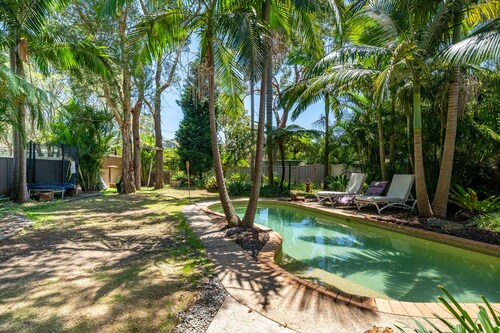 Vivid Sanctuary by Lake Beach, heated Pool EV Charger Fireplace 1hr from sydney