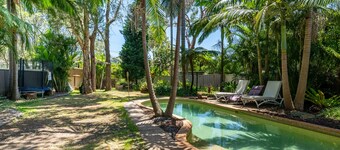 Vivid Sanctuary by Lake Beach, heated Pool EV Charger Fireplace 1hr from sydney