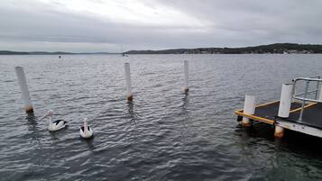 Ein ruhiger See mit einer anlegenden Plattform.