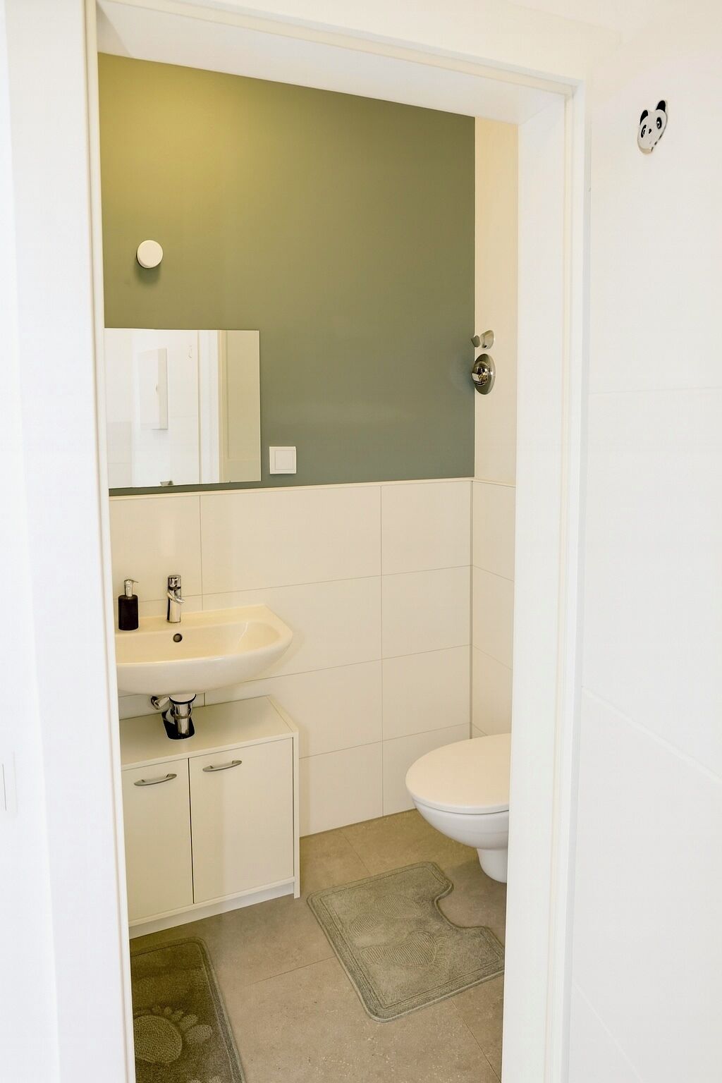 Een haardroger, handdoeken, zeep, toiletpapier