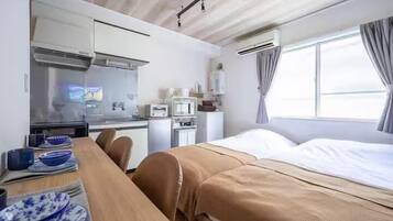 Verduisterende gordijnen, een strijkplank/strijkijzer, gratis wifi