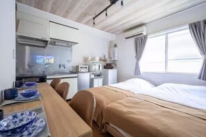 ستائر تعتيم ومكواة/لوح كي وواي فاي مجانًا