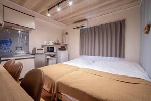 Rideaux occultants, fer et planche à repasser, Wi-Fi gratuit