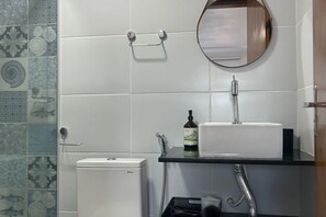 Ducha, secador de pelo, toallas, jabón