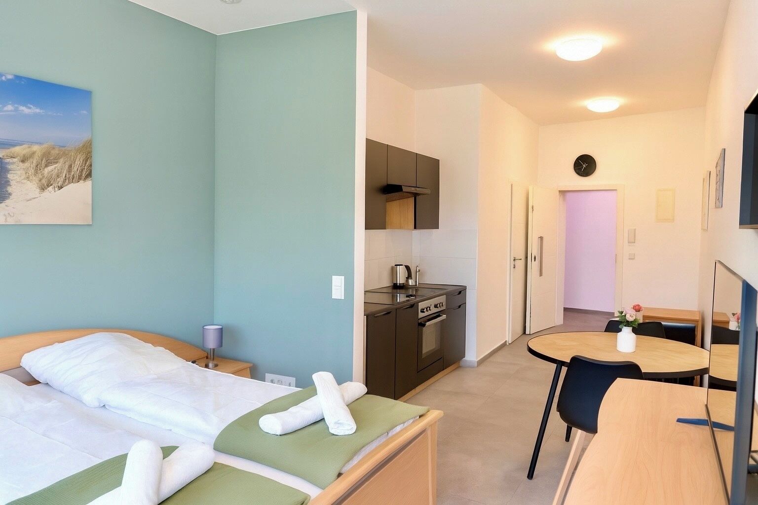 1 dormitorio, tabla de planchar con plancha, wifi y ropa de cama