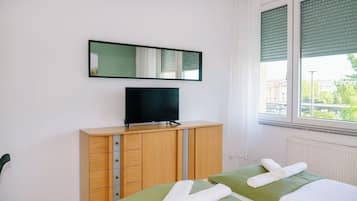 1 dormitorio, tabla de planchar con plancha, wifi y ropa de cama