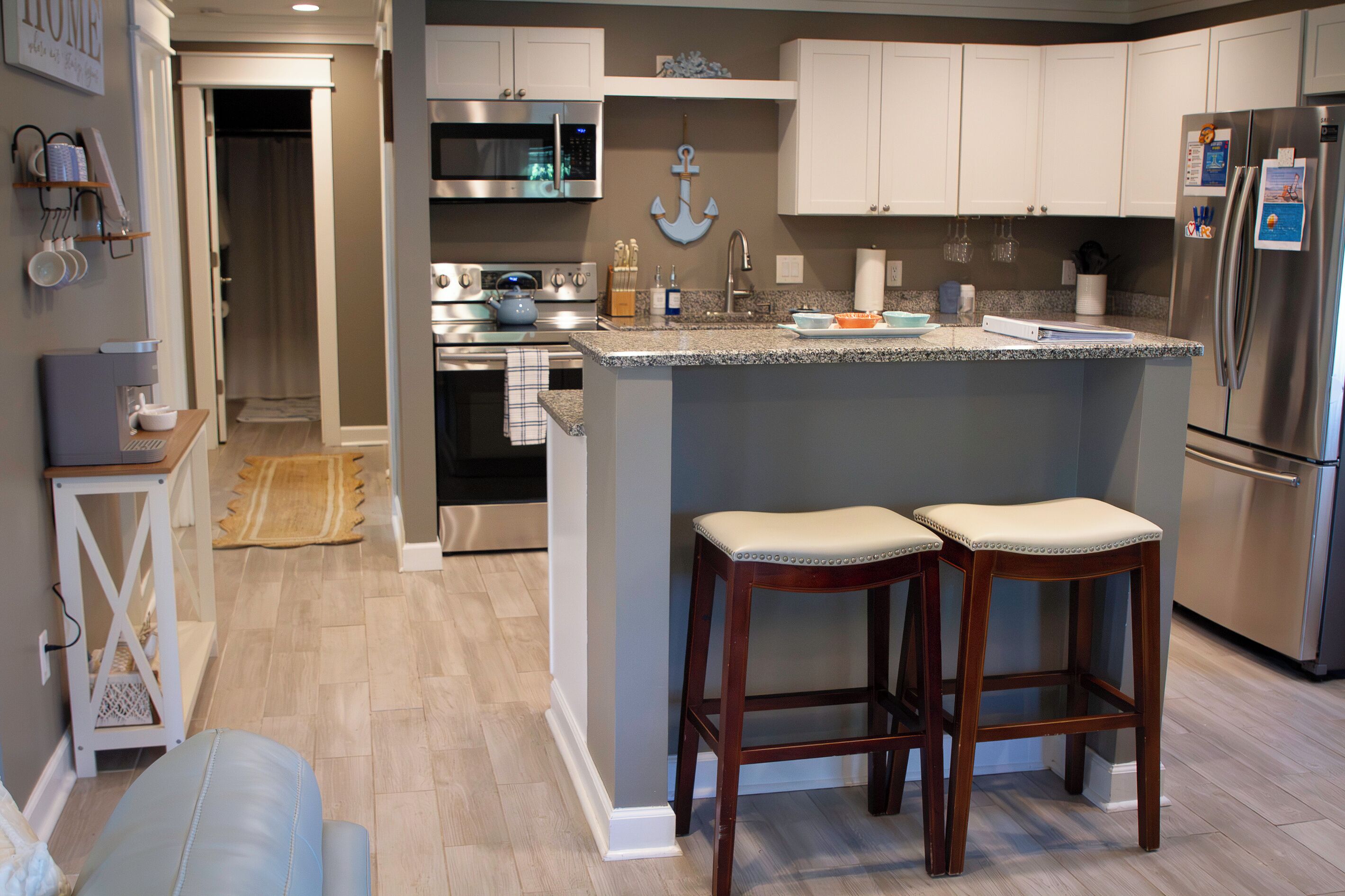 Coffee/tea maker, fridge, microwave, oven
