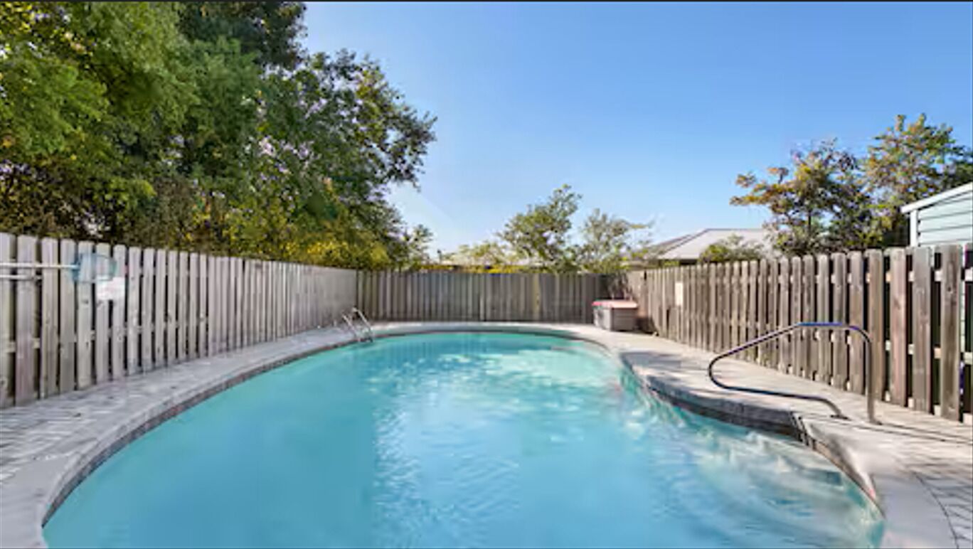 Una piscina al aire libre