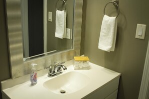 Haartrockner, Handtücher, Seife, Shampoo