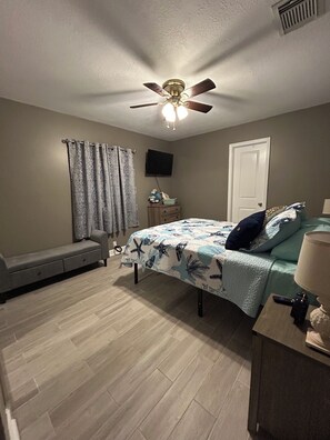 3 bedrooms, desk, iron/ironing board, travel cot