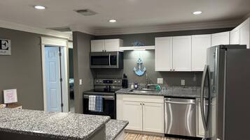 冰箱、微波炉、烤箱、炉灶